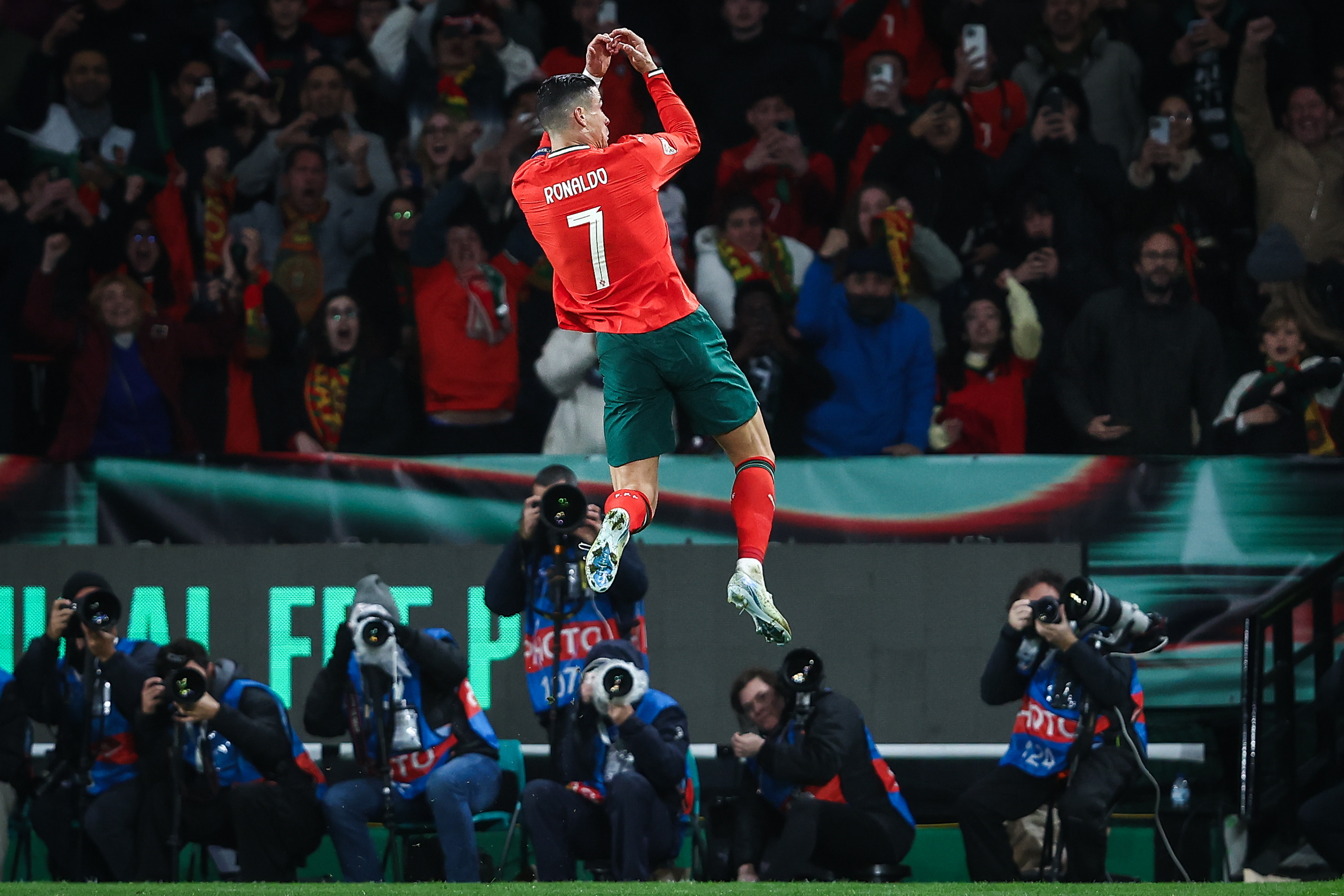 葡萄牙剧烈对抗,携手晋级欧洲杯 葡萄牙剧烈对抗,携手晋级欧洲杯