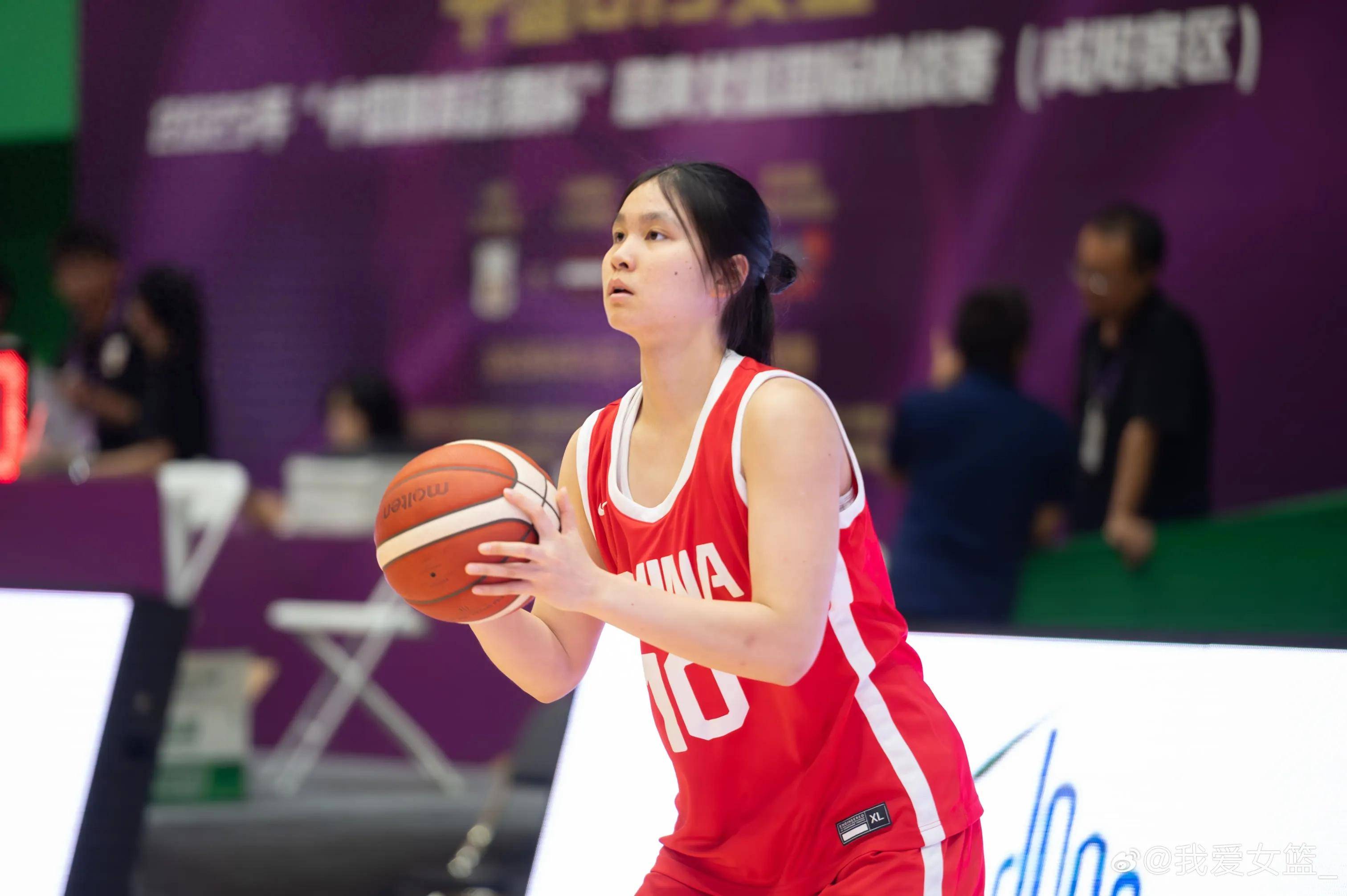 重庆女篮精彩表现，夺得关键胜利！
