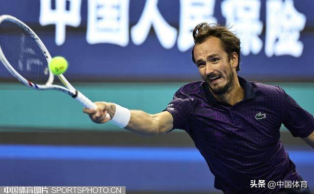 西班牙网球队碾压英国网球队，梅德韦杰夫关键制胜的简单介绍