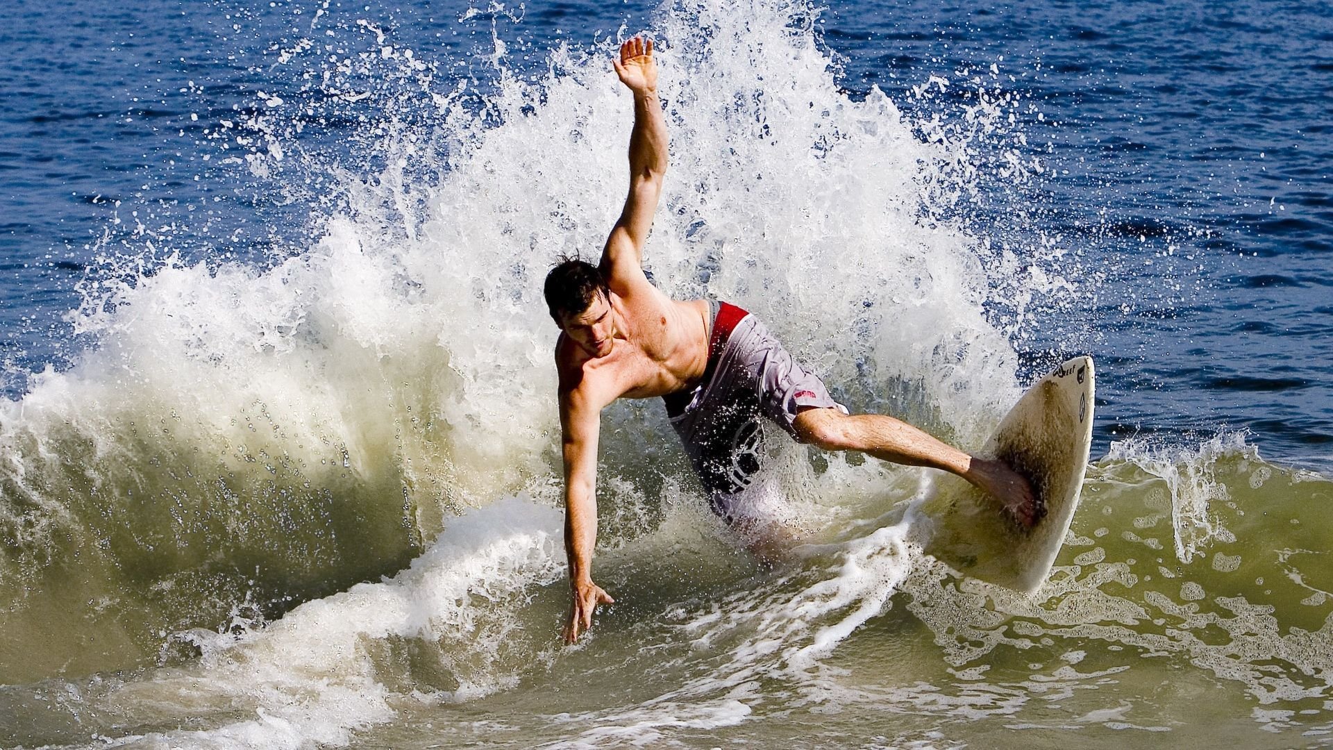 赛道与绿茵的交响,当黄喜灿在F1街道赛接管比赛,马竞力克曼联的启示